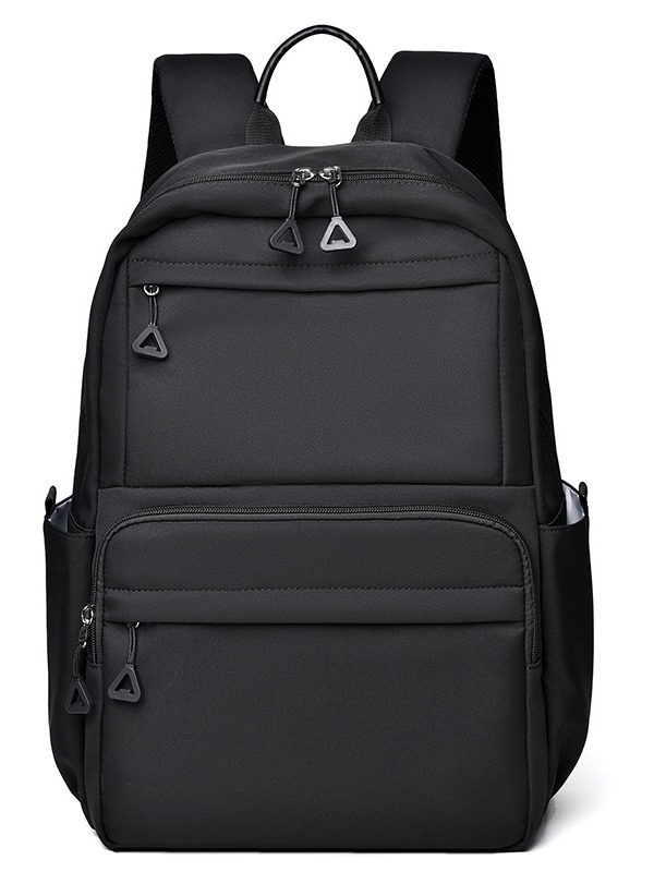 Uniszex hátizsák, városi minimalistikus dizájn, 15 hüvelykes laptophoz illeszkedik, poliészter anyag, kapacitás alatt 20 L, légpárnás vállpántok