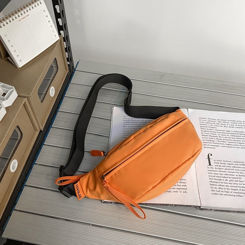 Nailoninė per petį kuprinė vyrams ir moterims, miesto paprastumas; užtrauktukas užsegimas, vidinė užtrauktinė kišenė, poliesterio pamušalas, raštas: vientisas