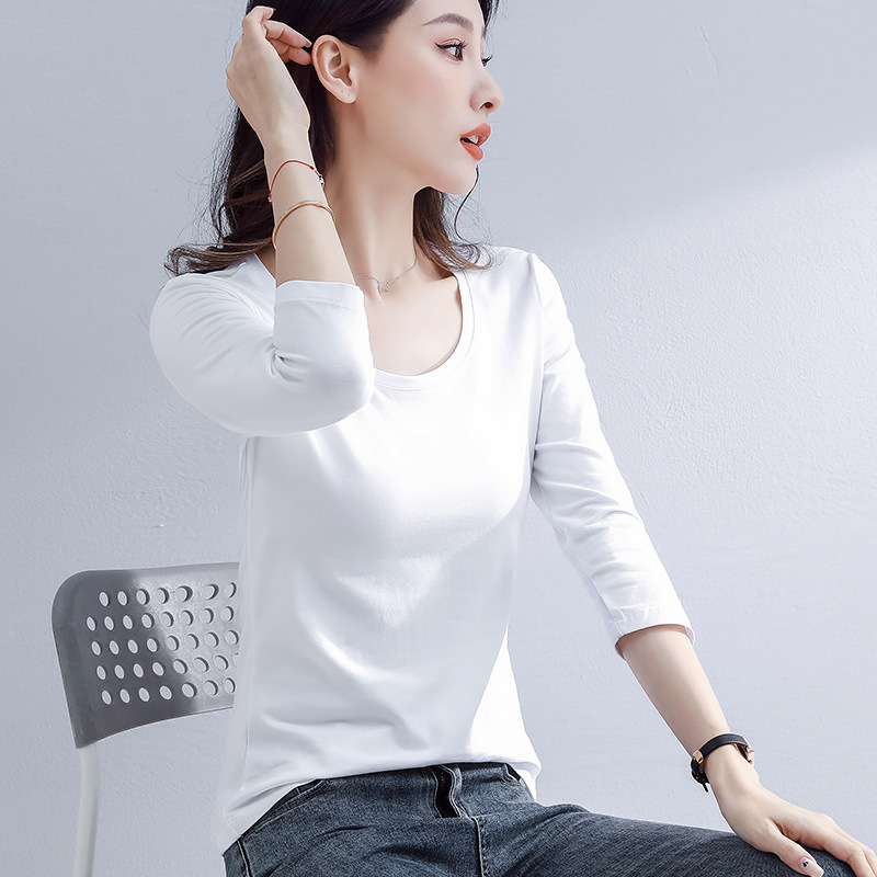 Pamuk majica s 3/4 rukavima, uskog kroja, okrugli izrez, srednja duljina, 95% pamuk i elastan ispod 30%.