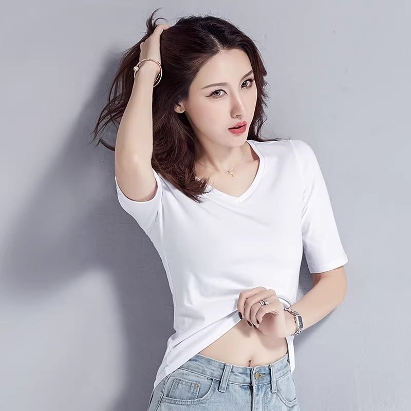 Pamuk majica s 3/4 rukavima, uskog kroja, okrugli izrez, srednja duljina, 95% pamuk i elastan ispod 30%.