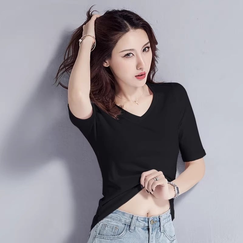 Pamuk majica s 3/4 rukavima, uskog kroja, okrugli izrez, srednja duljina, 95% pamuk i elastan ispod 30%.