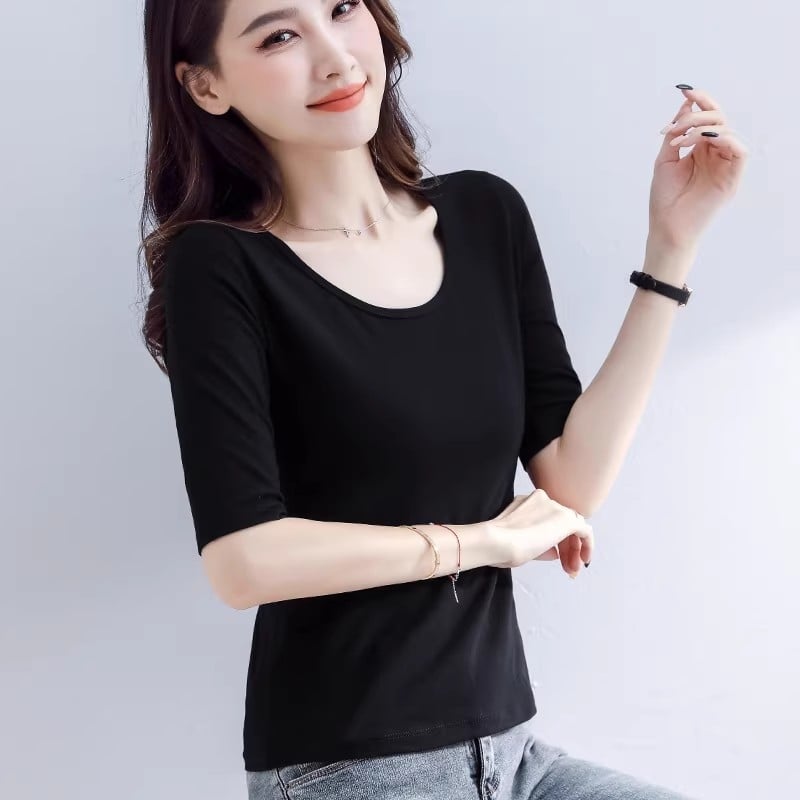 Pamuk majica s 3/4 rukavima, uskog kroja, okrugli izrez, srednja duljina, 95% pamuk i elastan ispod 30%.