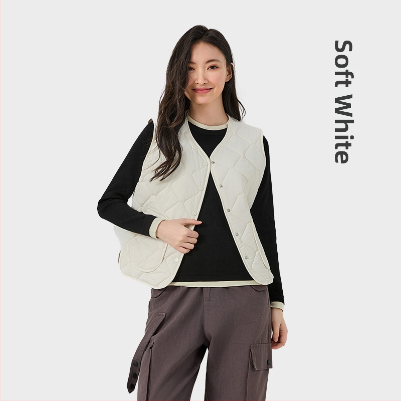 Nailoninė liemenė su poliesterio įdaru – V kaklo iškirptė, vienos eilės mygtukų užsegimas, vienalytė spalva, įprasta ilgio