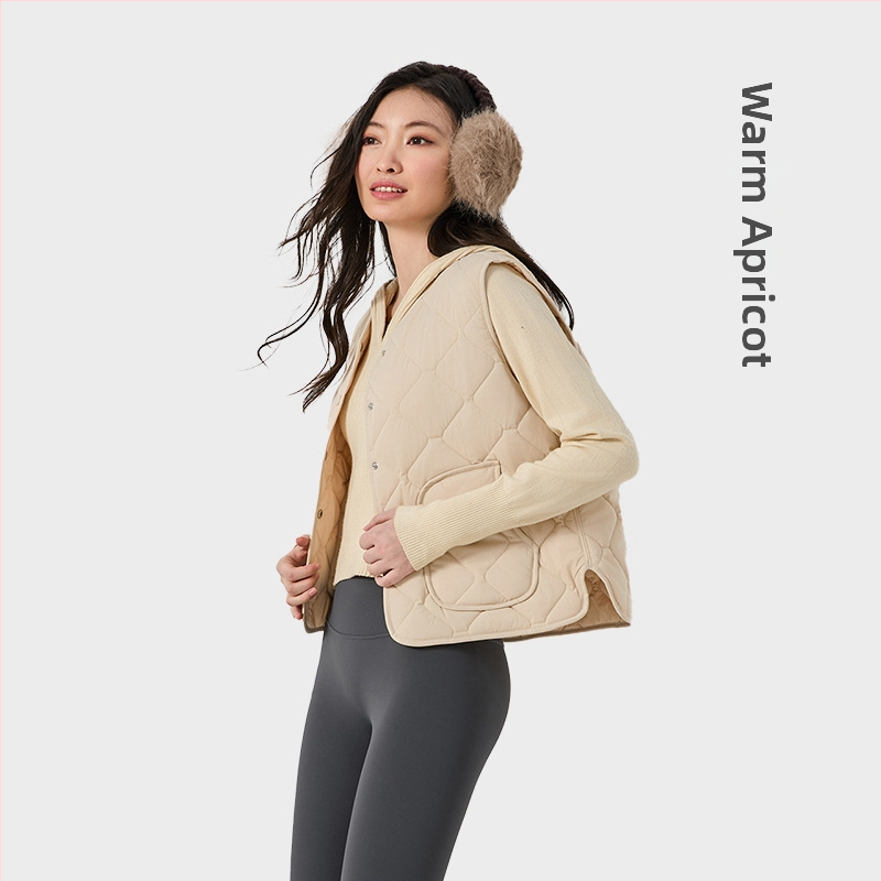 Nailoninė liemenė su poliesterio įdaru – V kaklo iškirptė, vienos eilės mygtukų užsegimas, vienalytė spalva, įprasta ilgio