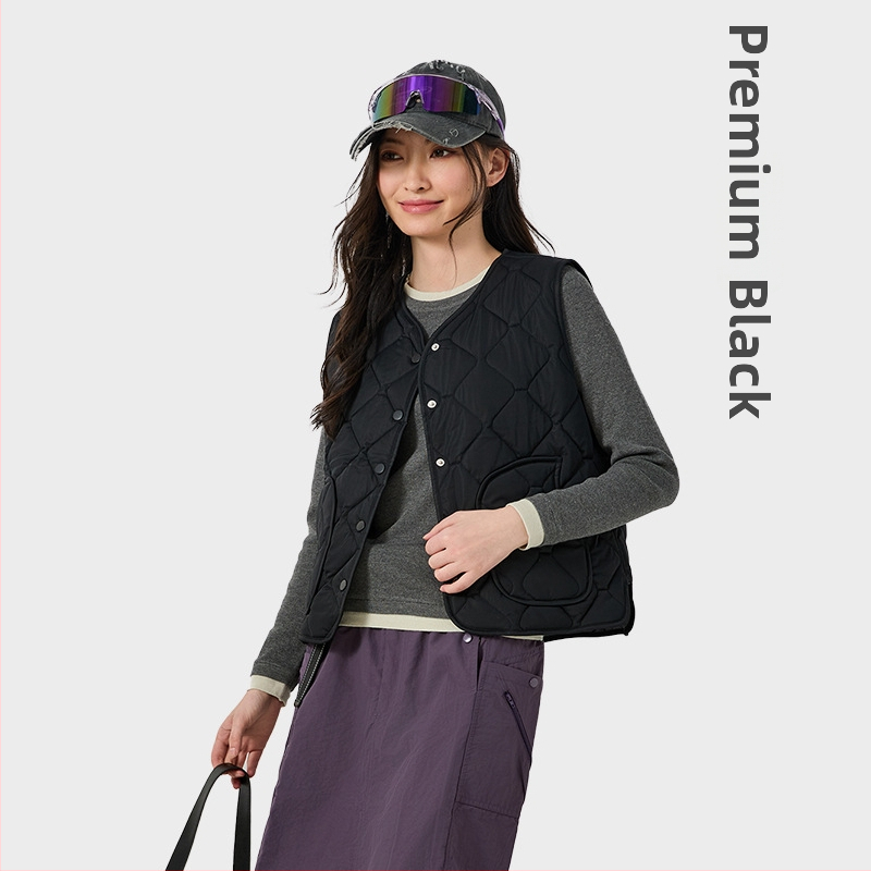 Nailoninė liemenė su poliesterio įdaru – V kaklo iškirptė, vienos eilės mygtukų užsegimas, vienalytė spalva, įprasta ilgio