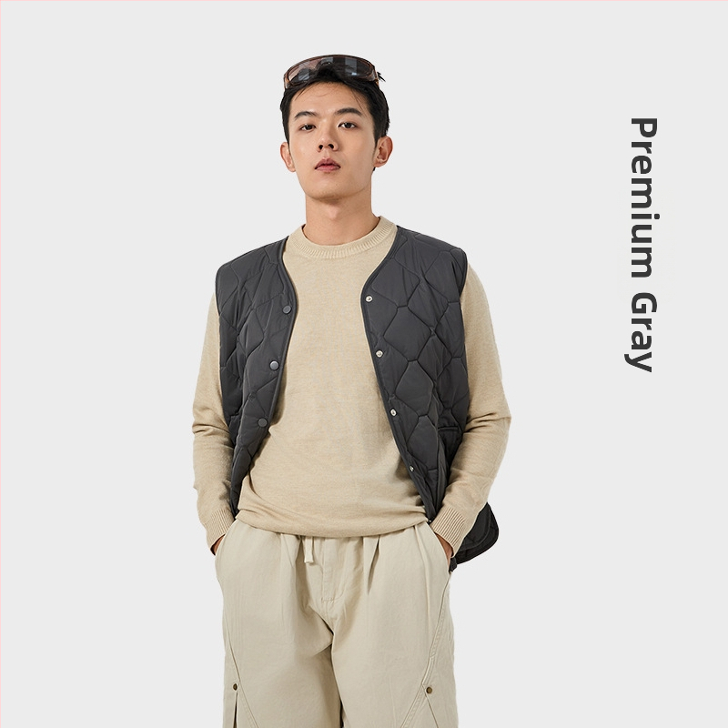 Nailoninė liemenė su poliesterio įdaru – V kaklo iškirptė, vienos eilės mygtukų užsegimas, vienalytė spalva, įprasta ilgio