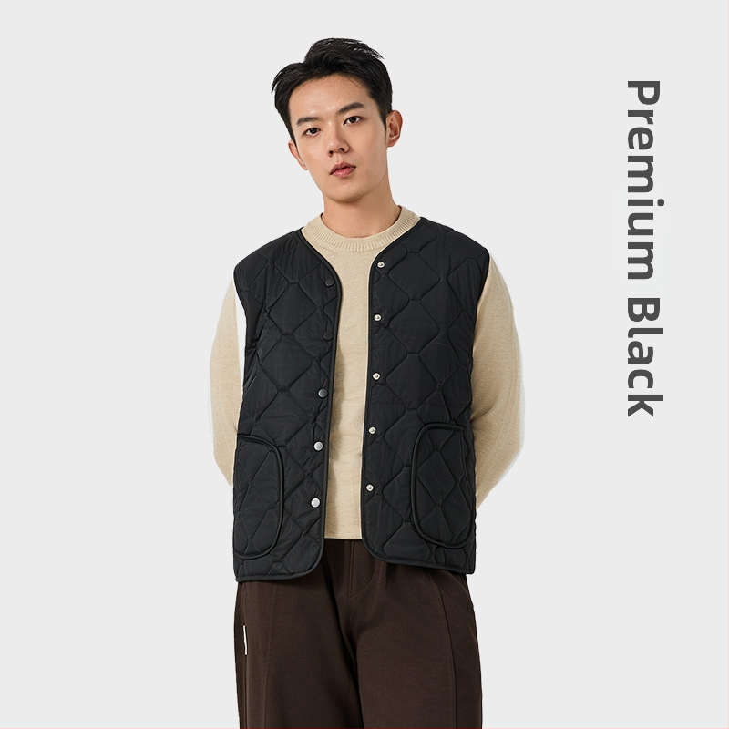 Nailoninė liemenė su poliesterio įdaru – V kaklo iškirptė, vienos eilės mygtukų užsegimas, vienalytė spalva, įprasta ilgio