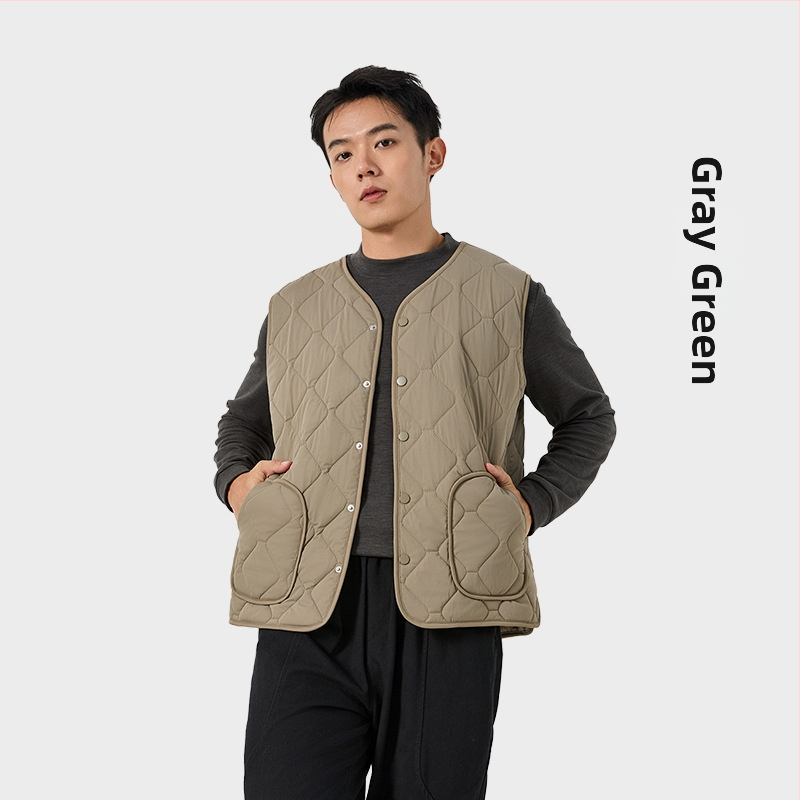 Nailoninė liemenė su poliesterio įdaru – V kaklo iškirptė, vienos eilės mygtukų užsegimas, vienalytė spalva, įprasta ilgio