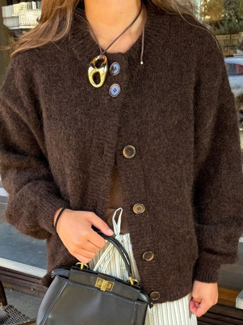 Ζακετάκι πλεκτό από μαλλώδες ύφασμα με μείξη πολυεστέρα 70–80% και νάιλον <30%, μακριά μανίκια, στρογγυλός λαιμός, κούμπωμα με κουμπιά