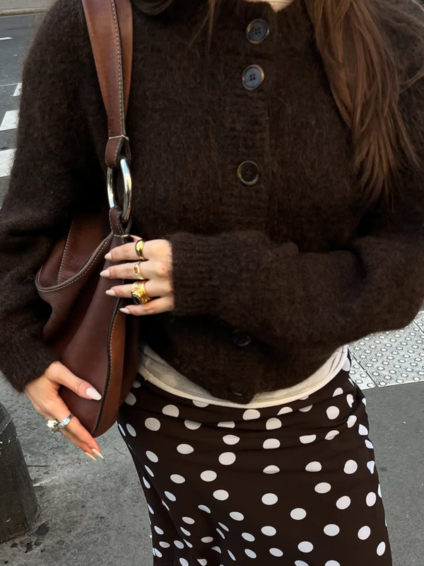 Ζακετάκι πλεκτό από μαλλώδες ύφασμα με μείξη πολυεστέρα 70–80% και νάιλον <30%, μακριά μανίκια, στρογγυλός λαιμός, κούμπωμα με κουμπιά