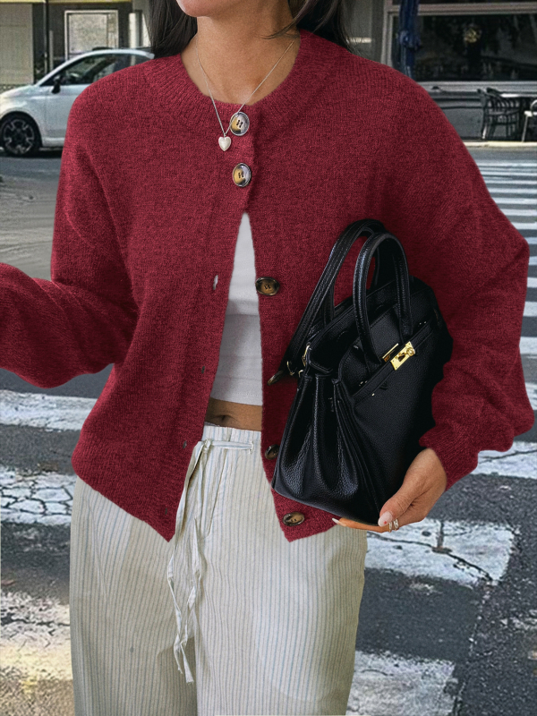 Ζακετάκι πλεκτό από μαλλώδες ύφασμα με μείξη πολυεστέρα 70–80% και νάιλον <30%, μακριά μανίκια, στρογγυλός λαιμός, κούμπωμα με κουμπιά