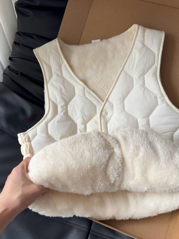 Γυναικείο κοντό γιλέκο χωρίς μανίκια, εφαρμοστό, με φλίς επένδυση, ύφασμα ρεϊόν-μάλλι προβάτου