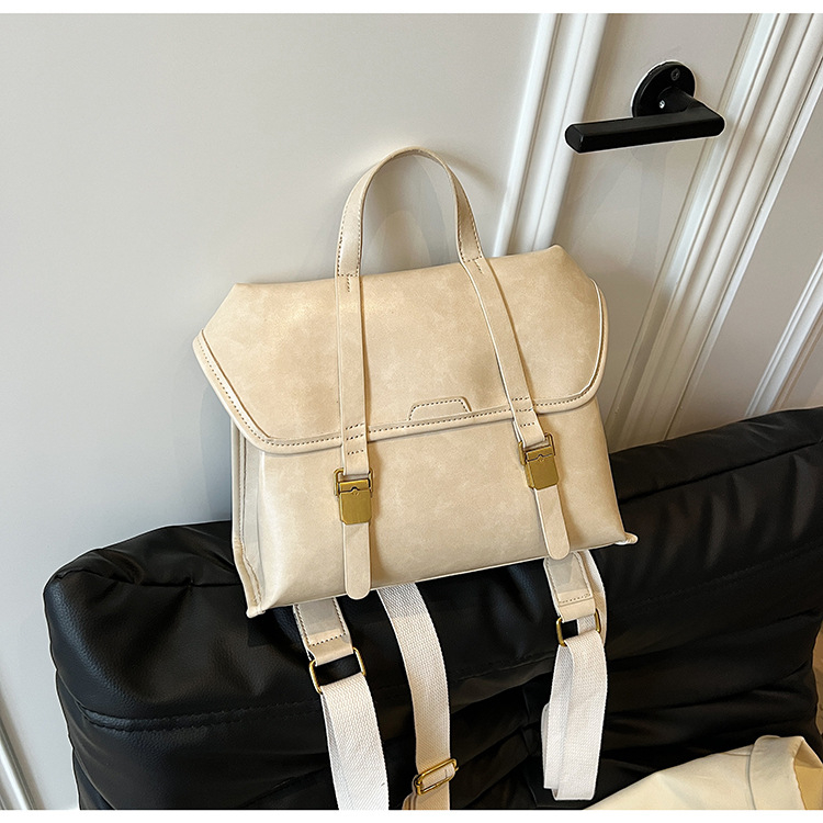 Moteriška kuprinė koledžo stiliaus su britišku dizainu, didelis talpos — PU medžiaga, 2025 metų pavasaris, be pamušalo, dengtas uždarymas, vidinė telefono kišenė