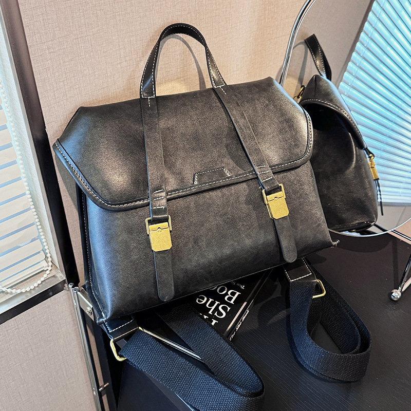 Moteriška kuprinė koledžo stiliaus su britišku dizainu, didelis talpos — PU medžiaga, 2025 metų pavasaris, be pamušalo, dengtas uždarymas, vidinė telefono kišenė