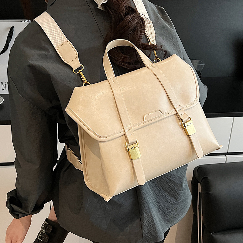 Moteriška kuprinė koledžo stiliaus su britišku dizainu, didelis talpos — PU medžiaga, 2025 metų pavasaris, be pamušalo, dengtas uždarymas, vidinė telefono kišenė