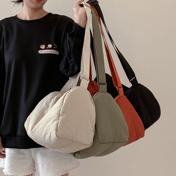 Τσάντα Tote από νάιλον σε ιαπωνικό στυλ, σώμα σε σχήμα μαξιλαριού, φερμουάρ, επένδυση από νάιλον, με μία λουρί για καθημερινή χρήση