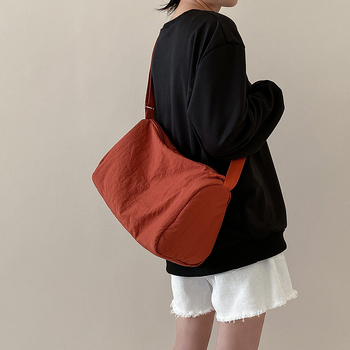 Τσάντα Tote από νάιλον σε ιαπωνικό στυλ, σώμα σε σχήμα μαξιλαριού, φερμουάρ, επένδυση από νάιλον, με μία λουρί για καθημερινή χρήση