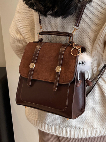 Retro kuprinė su koledžų stiliumi, daugiafunkcinė studentų kuprinė kasdieniam naudojimui ir kelionėms; PU medžiaga; sintetinės odos pamušalas; magnetinis užsegimas; vidinis skyrius su sluoksniu; atviras išorinis kišas