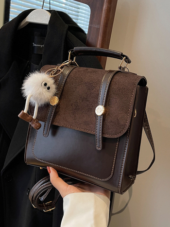 Retro kuprinė su koledžų stiliumi, daugiafunkcinė studentų kuprinė kasdieniam naudojimui ir kelionėms; PU medžiaga; sintetinės odos pamušalas; magnetinis užsegimas; vidinis skyrius su sluoksniu; atviras išorinis kišas