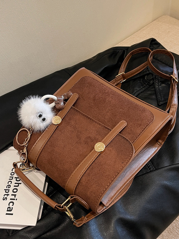 Retro kuprinė su koledžų stiliumi, daugiafunkcinė studentų kuprinė kasdieniam naudojimui ir kelionėms; PU medžiaga; sintetinės odos pamušalas; magnetinis užsegimas; vidinis skyrius su sluoksniu; atviras išorinis kišas