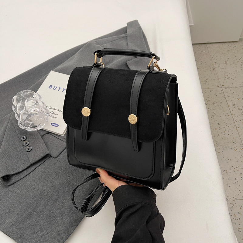 Retro kuprinė su koledžų stiliumi, daugiafunkcinė studentų kuprinė kasdieniam naudojimui ir kelionėms; PU medžiaga; sintetinės odos pamušalas; magnetinis užsegimas; vidinis skyrius su sluoksniu; atviras išorinis kišas