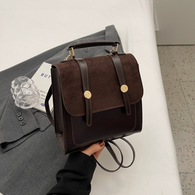 Retro kuprinė su koledžų stiliumi, daugiafunkcinė studentų kuprinė kasdieniam naudojimui ir kelionėms; PU medžiaga; sintetinės odos pamušalas; magnetinis užsegimas; vidinis skyrius su sluoksniu; atviras išorinis kišas