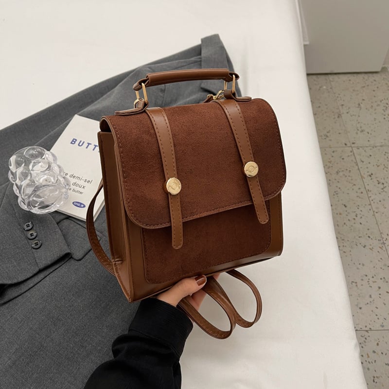 Retro kuprinė su koledžų stiliumi, daugiafunkcinė studentų kuprinė kasdieniam naudojimui ir kelionėms; PU medžiaga; sintetinės odos pamušalas; magnetinis užsegimas; vidinis skyrius su sluoksniu; atviras išorinis kišas