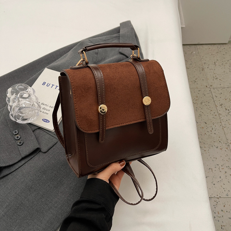 Retro kuprinė su koledžų stiliumi, daugiafunkcinė studentų kuprinė kasdieniam naudojimui ir kelionėms; PU medžiaga; sintetinės odos pamušalas; magnetinis užsegimas; vidinis skyrius su sluoksniu; atviras išorinis kišas