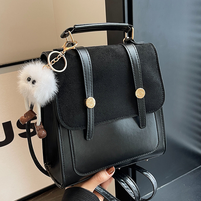 Retro kuprinė su koledžų stiliumi, daugiafunkcinė studentų kuprinė kasdieniam naudojimui ir kelionėms; PU medžiaga; sintetinės odos pamušalas; magnetinis užsegimas; vidinis skyrius su sluoksniu; atviras išorinis kišas