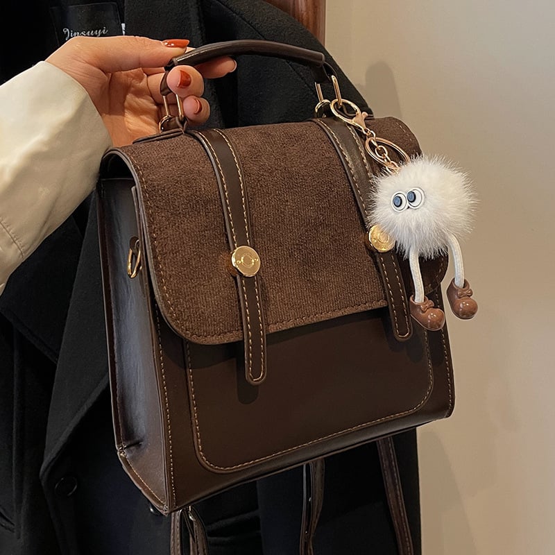 Retro kuprinė su koledžų stiliumi, daugiafunkcinė studentų kuprinė kasdieniam naudojimui ir kelionėms; PU medžiaga; sintetinės odos pamušalas; magnetinis užsegimas; vidinis skyrius su sluoksniu; atviras išorinis kišas