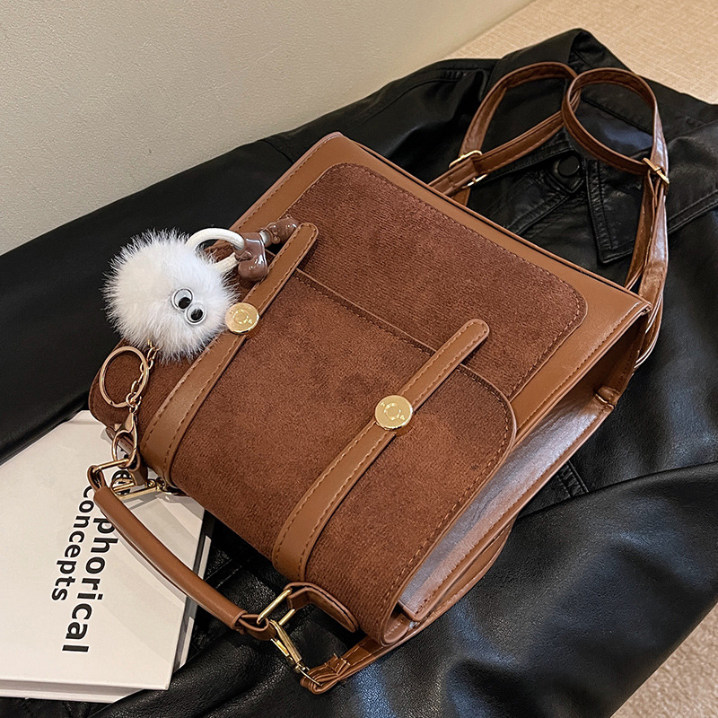 Retro kuprinė su koledžų stiliumi, daugiafunkcinė studentų kuprinė kasdieniam naudojimui ir kelionėms; PU medžiaga; sintetinės odos pamušalas; magnetinis užsegimas; vidinis skyrius su sluoksniu; atviras išorinis kišas