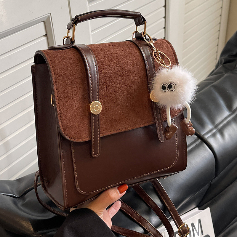 Retro kuprinė su koledžų stiliumi, daugiafunkcinė studentų kuprinė kasdieniam naudojimui ir kelionėms; PU medžiaga; sintetinės odos pamušalas; magnetinis užsegimas; vidinis skyrius su sluoksniu; atviras išorinis kišas