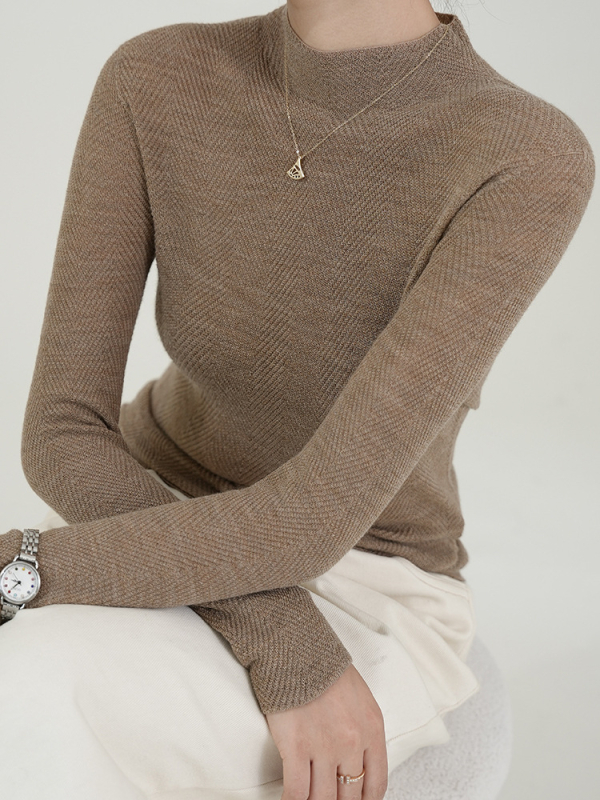 Moteriškas vilnos megztinis su pusaukščiu kaklu, siaura kirpimo linija, ilgos rankovės, 95% vilna, ruduo 2025
