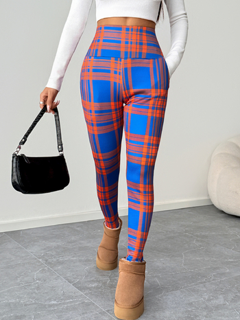 2025 m. ryškiaspalvės, languotos, ėriuko vilnos, aukšto juosmens moteriškos tamprės, priglundančios ir šiltos, tinkamos dėvėti viršutinius drabužius.