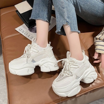 Uued suvised naiste tossud kindla tallaga ekspordiks, 2025, kõrgust suurendavad, paksu tallaga, valged tossud, mis muudavad jalad väiksemaks, hingava võrkkangaga sportimiseks.