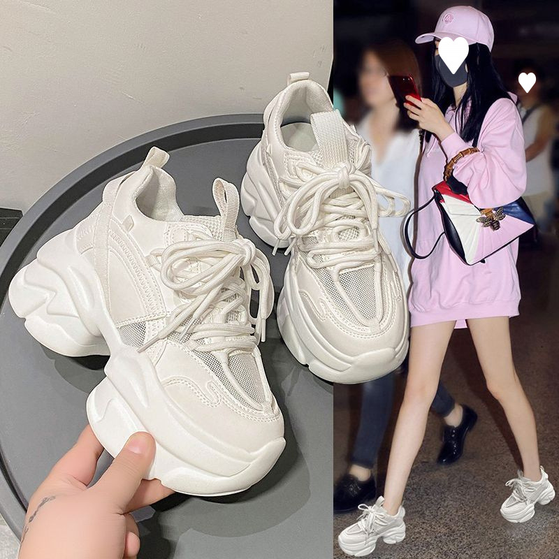 Нови летни дамски кецове с масивна подметка за износ, 2025 г., увеличаващи височината, с дебела подметка, бели кецове, които правят краката да изглеждат по-малки, дишаща мрежеста горна част за спорт