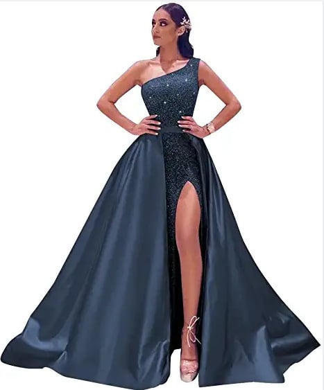 Večernja haljina bez naramenica, s prorezom i otvorenim leđima; tkanina: poliester s elastanom i regenerirana vlakna celuloze; batik postupak