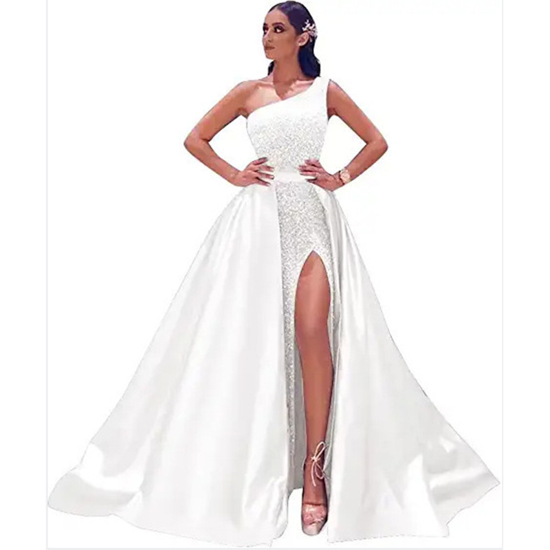 Večernja haljina bez naramenica, s prorezom i otvorenim leđima; tkanina: poliester s elastanom i regenerirana vlakna celuloze; batik postupak