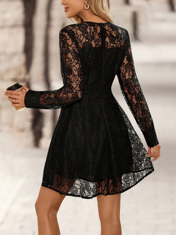 Pitsiline kleit, A-tüüpi lõige, ümmarguse kaelusega, pikad varrukad, elastne vöö, keskmise pikkusega