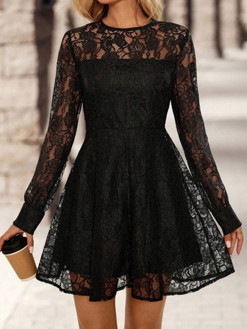 Pitsiline kleit, A-tüüpi lõige, ümmarguse kaelusega, pikad varrukad, elastne vöö, keskmise pikkusega