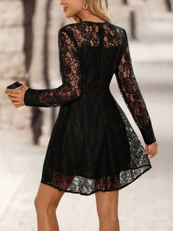 Pitsiline kleit, A-tüüpi lõige, ümmarguse kaelusega, pikad varrukad, elastne vöö, keskmise pikkusega