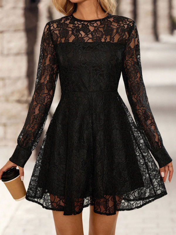 Pitsiline kleit, A-tüüpi lõige, ümmarguse kaelusega, pikad varrukad, elastne vöö, keskmise pikkusega