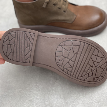 Стилни ботуши - първокласна говежда кожа, гума за подметка, нисък клин 1–3 см, средна дължина на ботуша, закопчаване с ластик