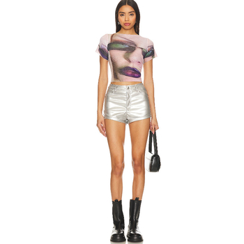 Дамски къси шорти с лъскав изкуствен кожен вид, тясна кройка, средна талия, тънка материя; полиестер 95%+, еластан <30%; градски стил