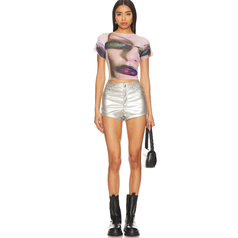 Дамски къси шорти с лъскав изкуствен кожен вид, тясна кройка, средна талия, тънка материя; полиестер 95%+, еластан <30%; градски стил