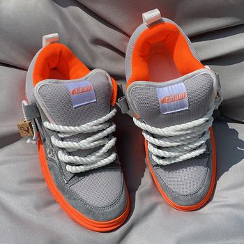 Uniszex kényelmes skateboard-stílusú cipő, kerek orr, Super Fiber felsőrész, gumírozott talp, lace-up zárás.