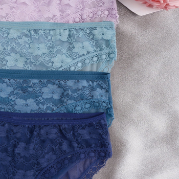 Sieviešu mežģīnē biksītes ar vidukļa vidējo līmeni, ziedu raksts, neilona audums, ķermeņa formēšana, kokvilnas odere starp kājām