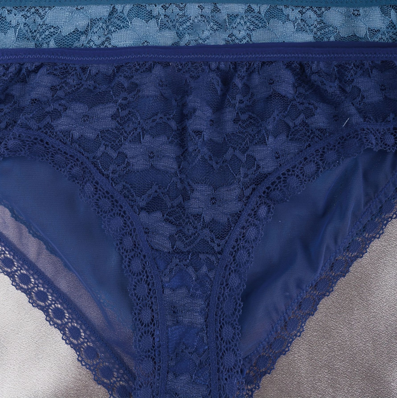 Sieviešu mežģīnē biksītes ar vidukļa vidējo līmeni, ziedu raksts, neilona audums, ķermeņa formēšana, kokvilnas odere starp kājām