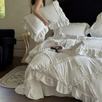 Френски стил: комплект спално бельо от полиестер, четири части, с реактивно принтиране и дантелени детайли.