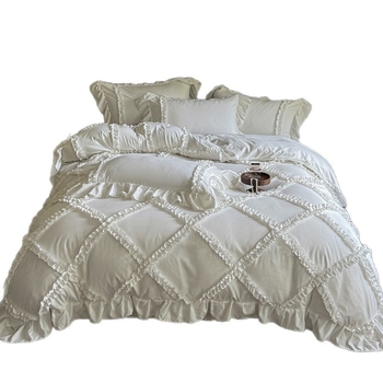 Френски стил: комплект спално бельо от полиестер, четири части, с реактивно принтиране и дантелени детайли.